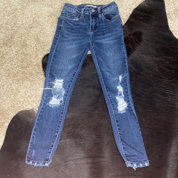 Super cute distressed skinny jeans and perfect used condition - Picture 1 of 10